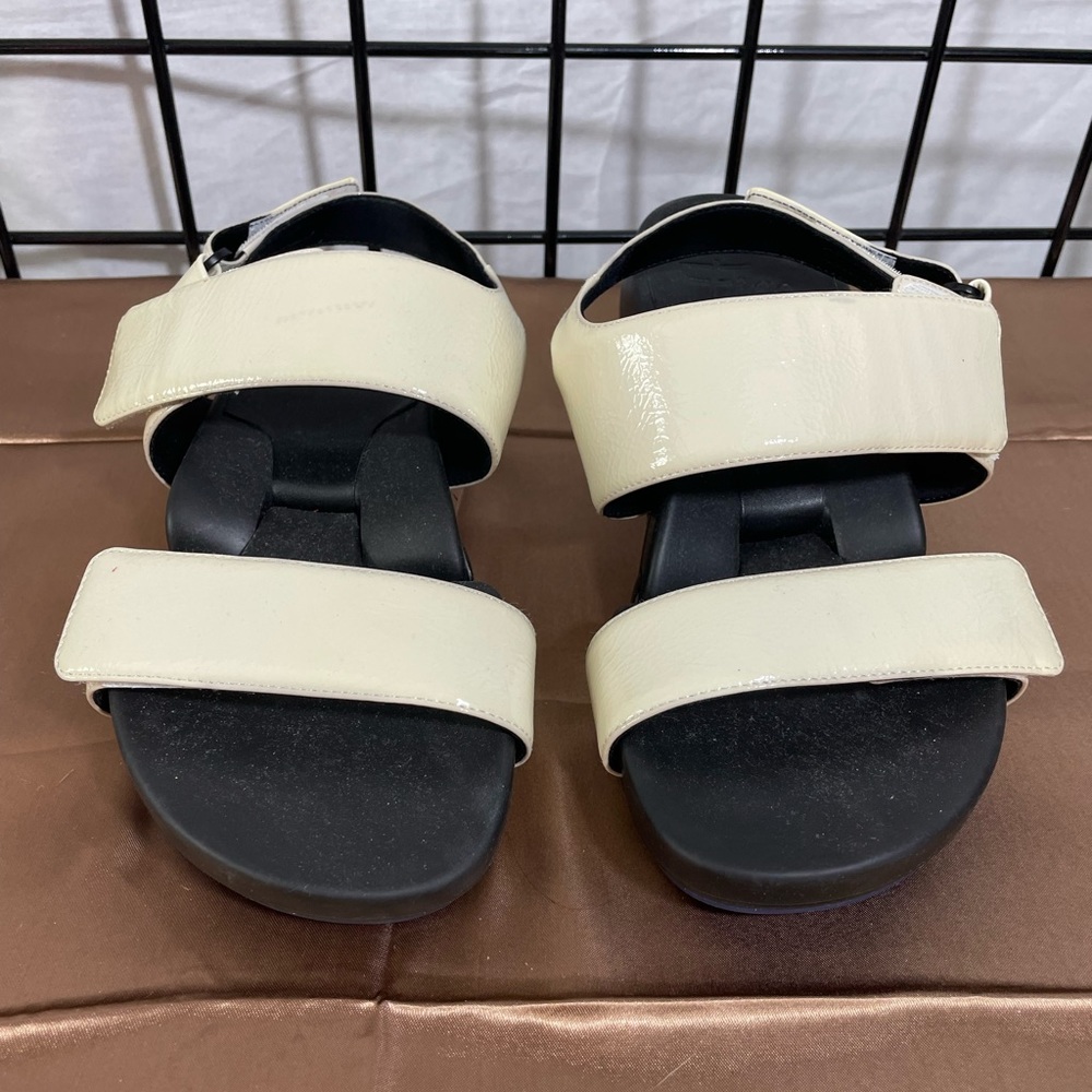 Figs by Figueroa Crinkled Patent Leather white black flexible Sandal size 8